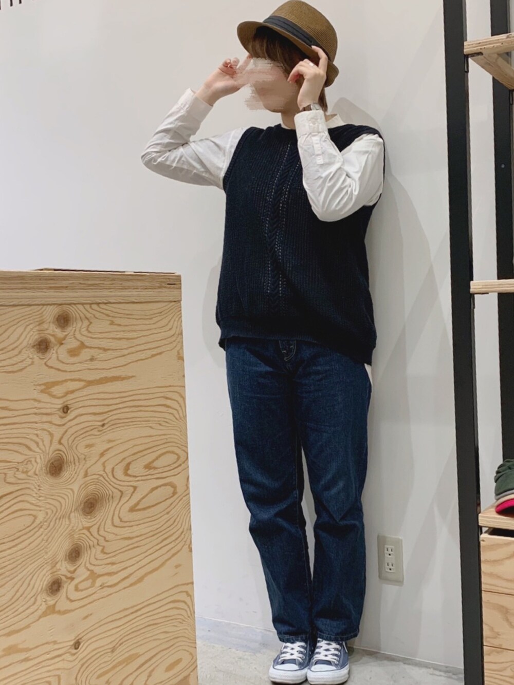 「春コーデ、カジュアル、シンプルコーデ、ブラック、スニーカーコーデ、プチプラ、デニムパンツ、中折れハット、帽子、14+」｜「14+の折りたたみ中折れハット 14+オリジナル ペーパー レディース 帽子  HAT（ハット、ブラウン系）」を使った、14+ イオンモール座間店 スタッフさん（レディース・163cm）の春コーディネートの1枚目の写真