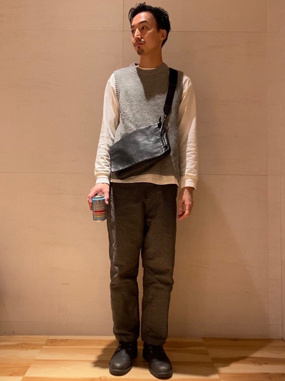 「休日スタイル、シンプル、大人カジュアル、秋コーデ、ニットベスト、グレー、ワイドパンツ、ショルダーバッグ、Timberland、ビール」｜「niko and...のオーガニックロンＴ（Tシャツ/カットソー、ホワイト系）」を使った、tsutttsuさん（メンズ・182cm）の秋コーディネートの1枚目の写真