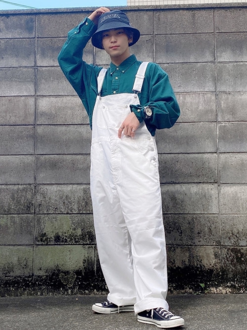 「夏、オーバーオール、ビックシルエット、ootd、低身長、converse、ホワイトコーデ、古着MIX、バケットハット」｜「CONVERSEのCONVERSE  コンバース CANVAS ALL STAR J OX  キャンバスオールスター J　オックス  32167431  BLACK（スニーカー、ブラック系）」を使った、きらさん（メンズ・163cm）の夏コーディネートの1枚目の写真