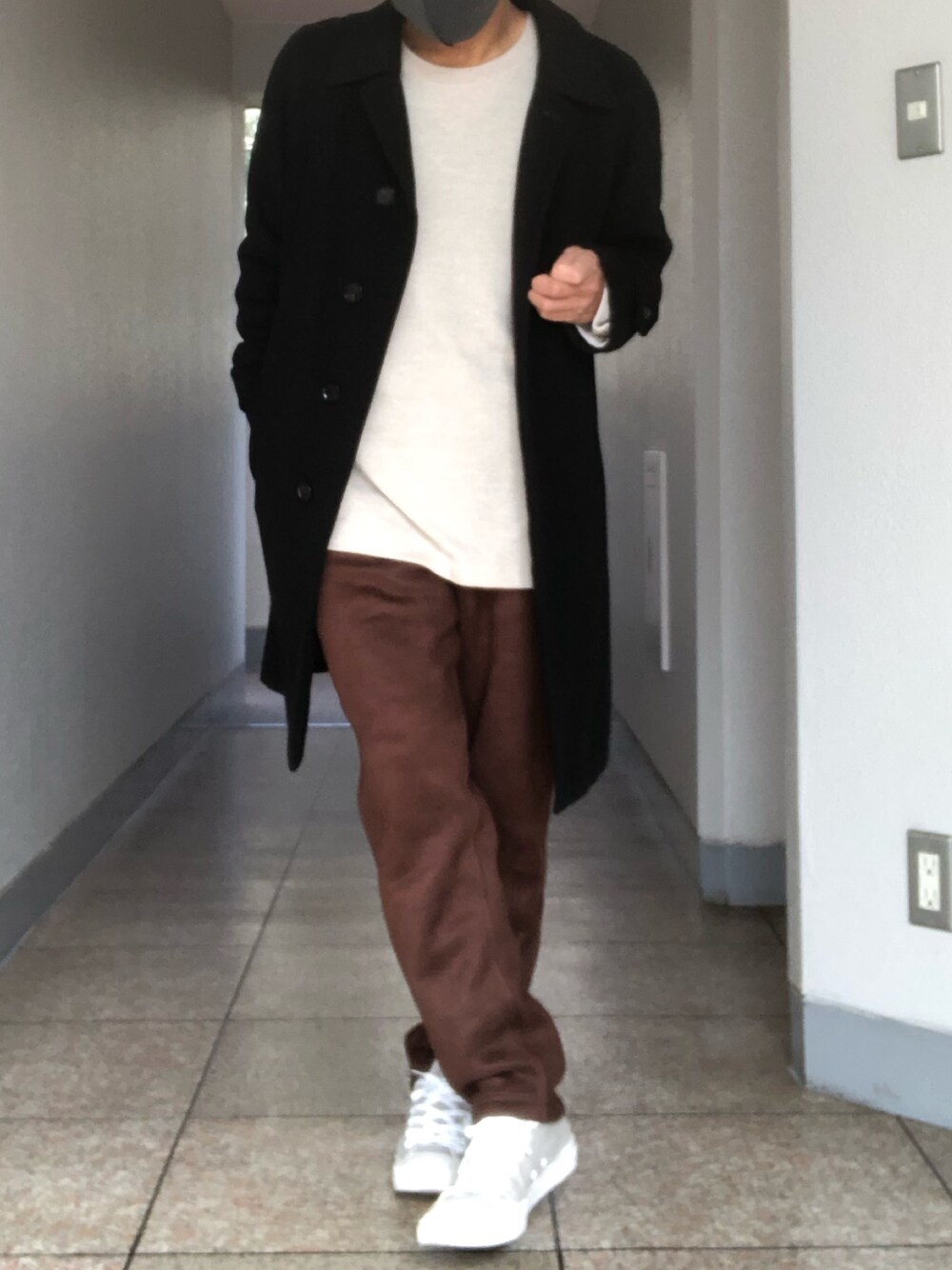 「おしゃれさんと繋がりたい、スニーカーコーデ、オトナカジュアル、ゆるコーデ、プチプラ、コンバース、ニコアンド」｜「Burberry Londonのアイテム（ステンカラーコート、ブラック系）」を使った、LaZさん（メンズ・168cm）の冬コーディネートの1枚目の写真
