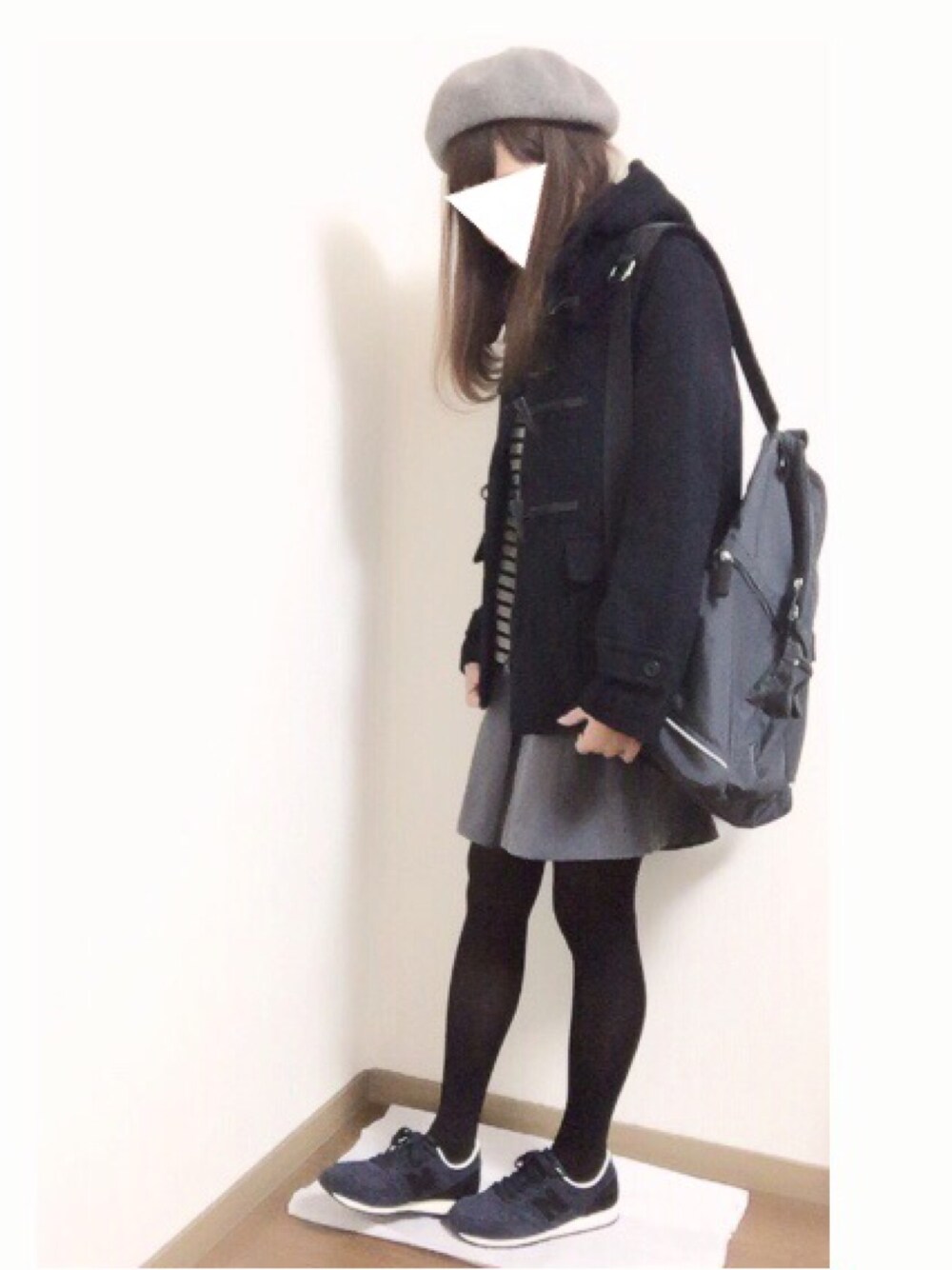ホワイト系のTシャツ/カットソー、グレー系のその他パンツ、ブルー系のダッフルコートを着用したレディースの冬コーディネートの1枚目の写真