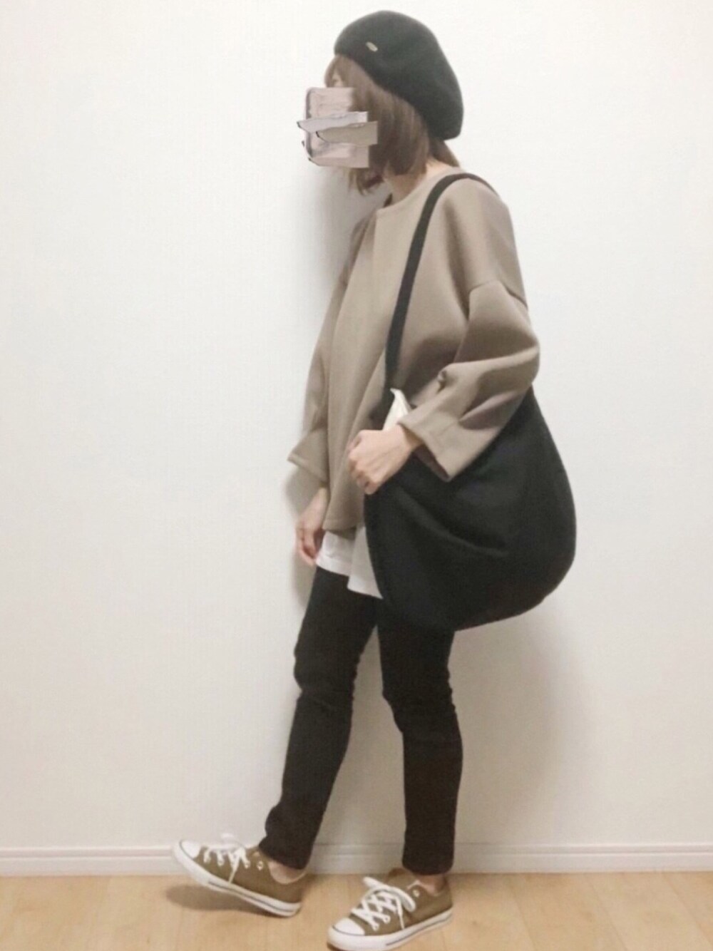 「reca、aibranco、ボンディング、スキニーデニム、スニーカー、ベレー帽、オトナカジュアル、冬コーデ、シンプルコーデ、パンツスタイル」｜「recaの袖タックボンディングプルオーバー（スウェット、ベージュ系）」を使った、i-waさん（レディース・153cm）の秋コーディネートの1枚目の写真