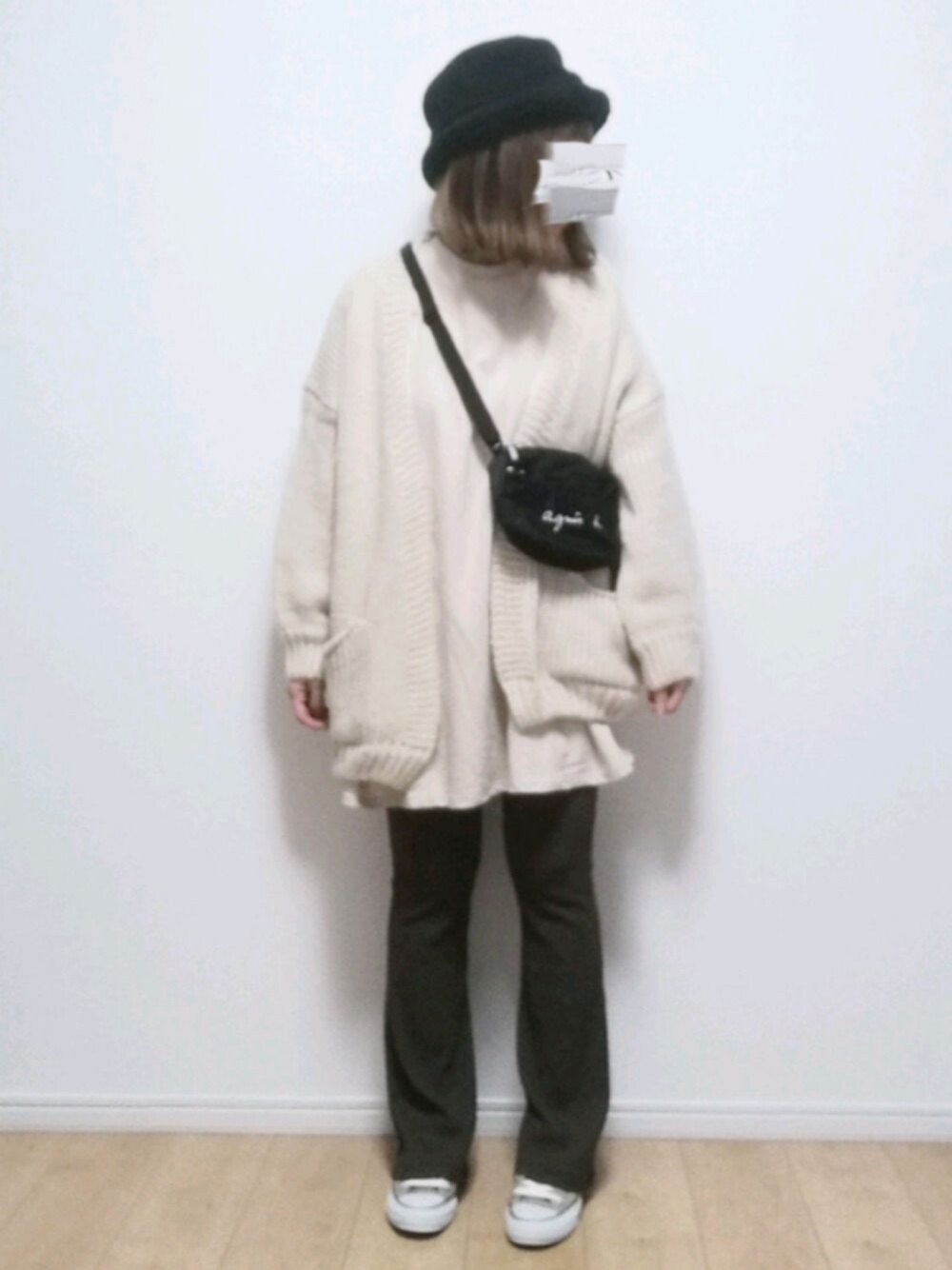 「polcadot、ファー小物、ファーハット、ファー帽子、バケットハット、ニットカーディガン、スウェット、リブパンツ、ショルダーバッグ、スニーカーコーデ」｜「polcadotのBORE HAT/ボア ファーハット（ハット、ブラック系）」を使った、i-waさん（レディース・153cm）の秋コーディネートの1枚目の写真