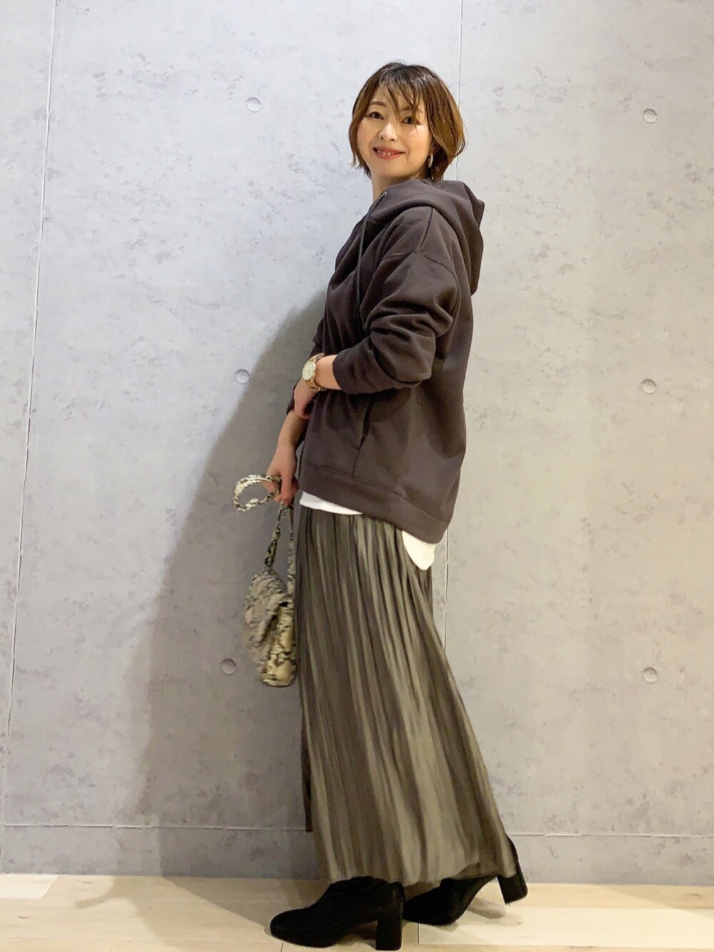 「秋冬コーデ、休日スタイル、ゆるコーデ、ootd、カラーパンツ、レイヤードスタイル、レプシィム(LEPSIM)、シンプル、パーカー、白Tシャツ」｜「LEPSIMのスリットネックワイドパーカー　917805（パーカー、グレー系）」を使った、hanaeさん（レディース・160cm）の秋コーディネートの1枚目の写真