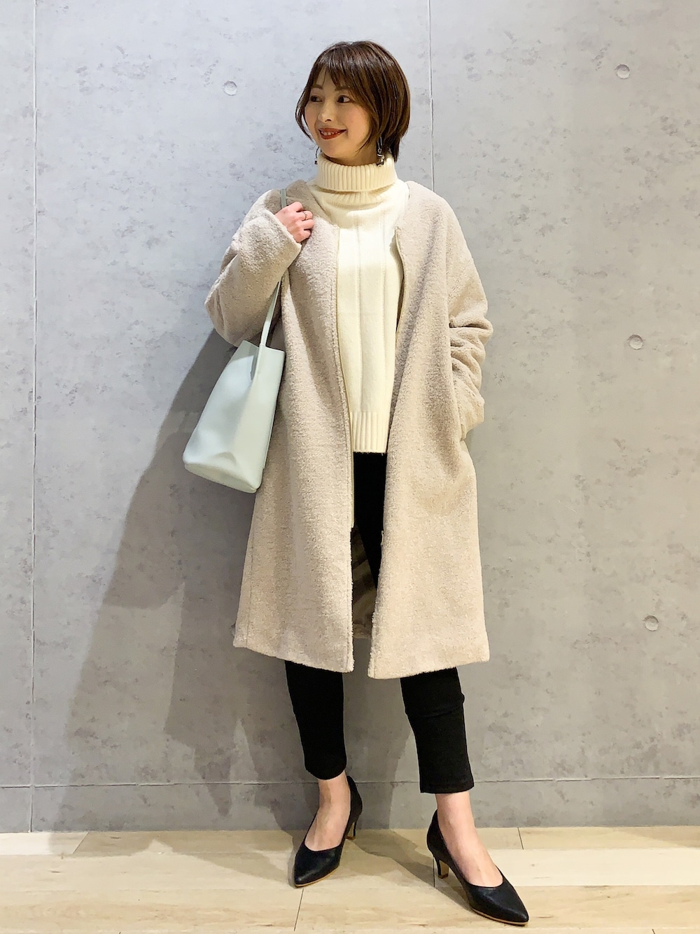 「大人カジュアル、休日コーデ、冬コーデ、ボアコート、大人かわいい、スリムパンツ、黒スキニー、パンツスタイル、タートルネック、レプシィム(LEPSIM)」｜「LEPSIMの【洗える】ライトボアコート　918138（その他アウター、ベージュ系）」を使った、hanaeさん（レディース・160cm）の冬コーディネートの1枚目の写真