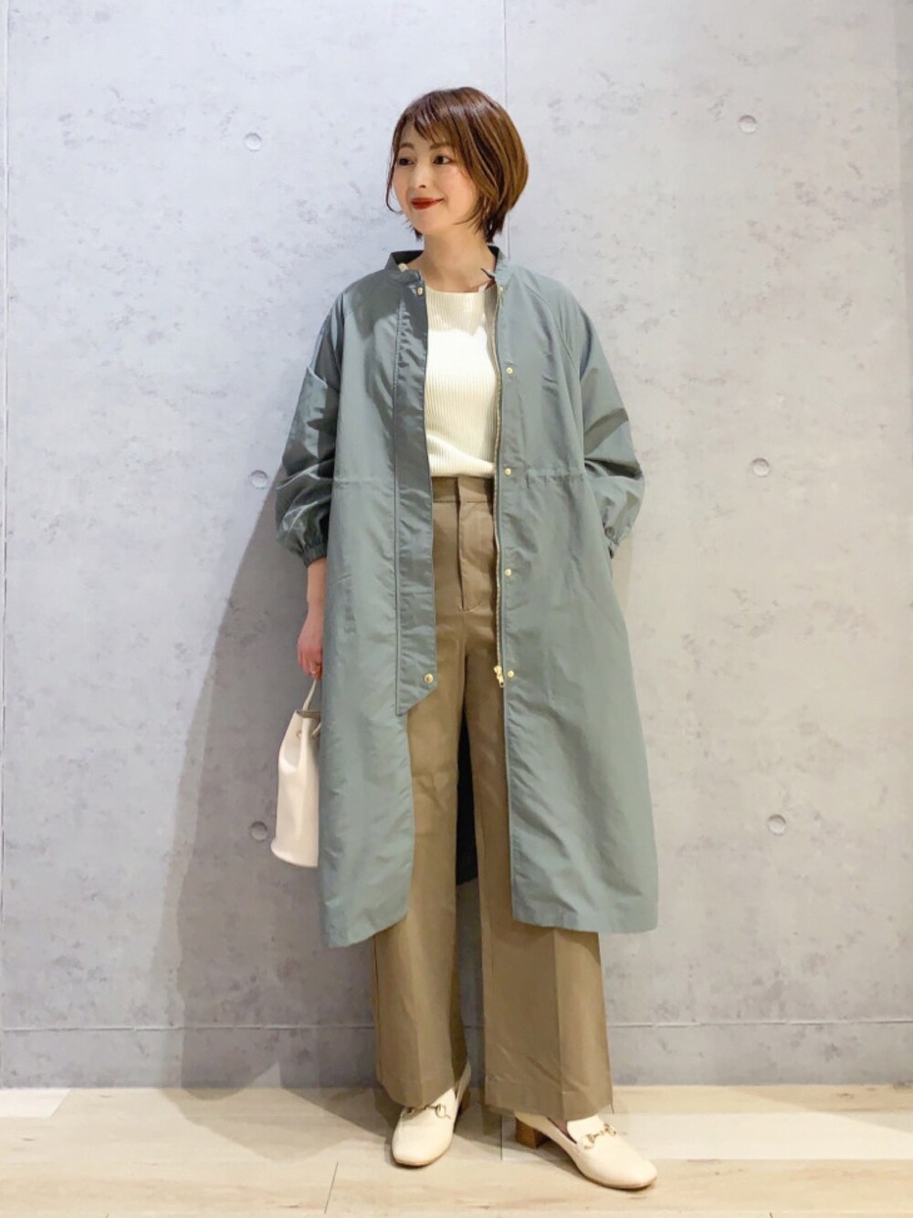 「チノパン、大人カジュアル、カジュアル、カジュアルコーデ、春アウター、ロングコート、ベージュパンツ、カーキアウター、春服、今日のコーデ」｜「LEPSIMの撥水ロングコート　924792（その他アウター、グリーン系）」を使った、hanaeさん（レディース・160cm）の冬コーディネートの1枚目の写真