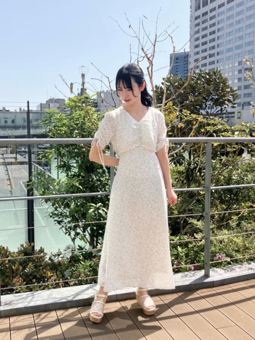 「デート、フェミニン、MAJESTIC LEGON、マジェスティックレゴン、骨格ウェーブ、標準身長、ブルべ夏」｜「MAJESTIC LEGONのはかなげフラワーギャザーワンピ（ワンピース、ホワイト系）」を使った、Eri.さん（レディース・158cm）の春コーディネートの1枚目の写真