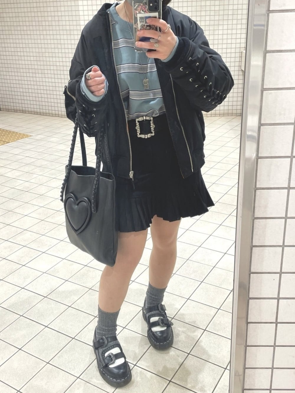 「シンプル、Dr.Martens、g.v.g.v.、冬コーデ、オーバーサイズ、jouetie、Tokyo bopper、PAMEO POSE」｜「PAMEO POSEのSwan Lake Belt（ベルト、ブラック系）」を使った、はしもこさん（レディース・150cm）の冬コーディネートの1枚目の写真