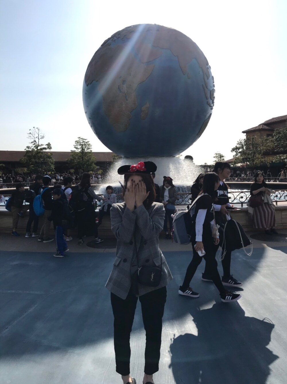 「disney sea」｜「Saint Laurentのアイテム（ショルダーバッグ、ブラック系）」を使った、R!Oさん（レディース・155cm）の春コーディネートの1枚目の写真