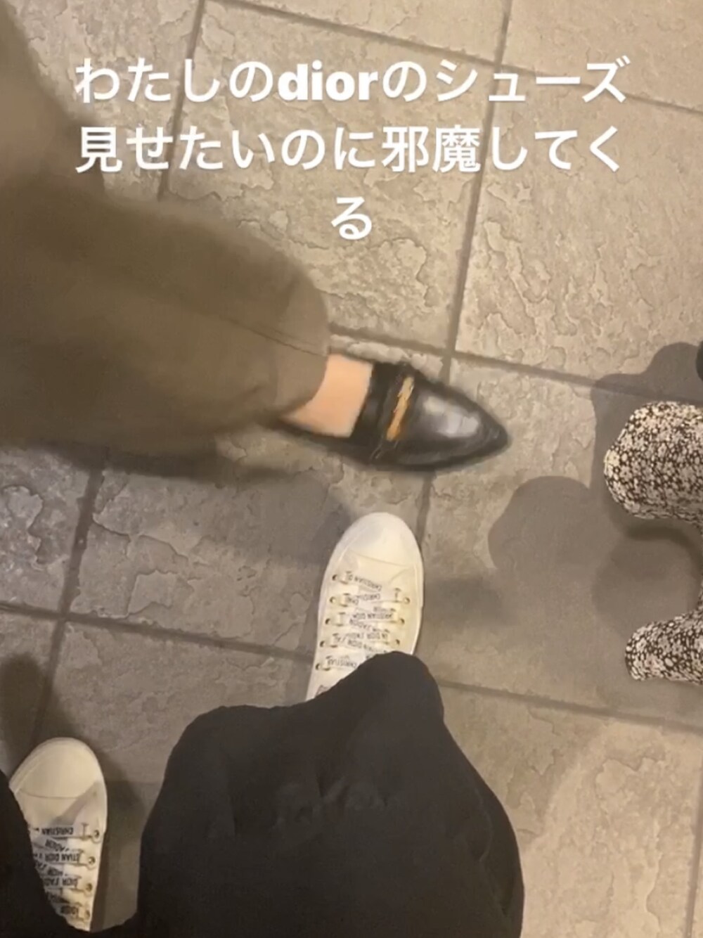 「Diorのアイテム（スニーカー、ホワイト系）」を使った、R!Oさん（レディース・155cm）の秋コーディネートの1枚目の写真