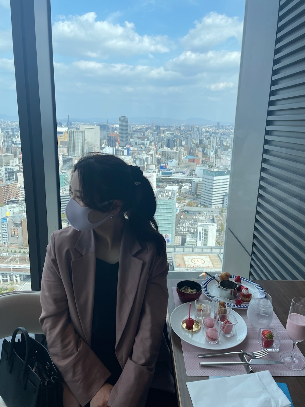 「PRADAのアイテム（シュシュ、ブラック系）」を使った、R!Oさん（レディース・155cm）の春コーディネートの1枚目の写真
