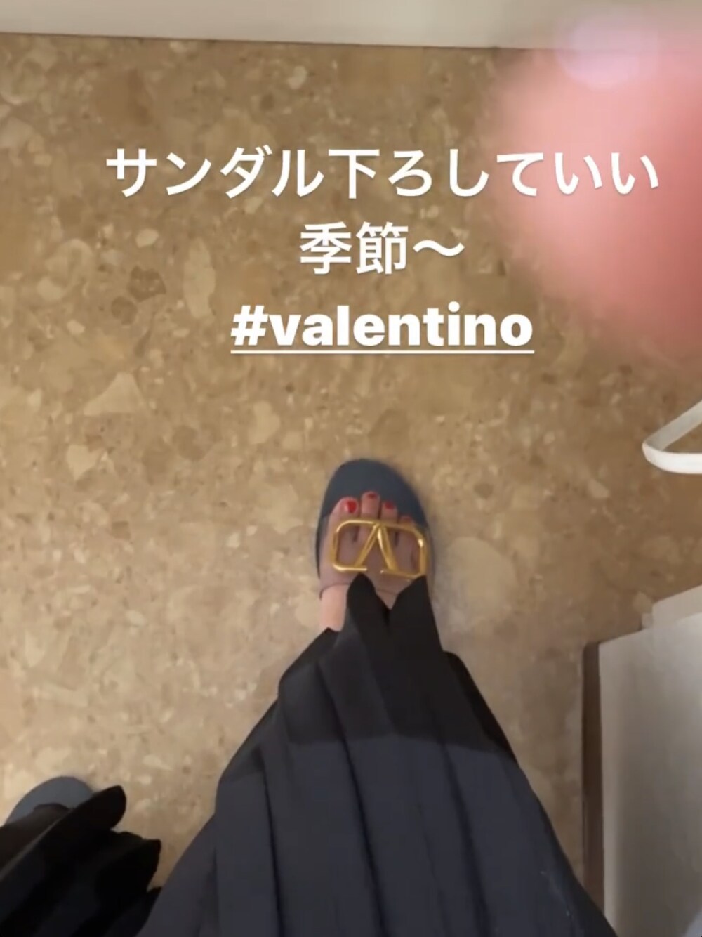 「VALENTINOのアイテム（サンダル、ブラック系）」を使った、R!Oさん（レディース・155cm）の春コーディネートの1枚目の写真