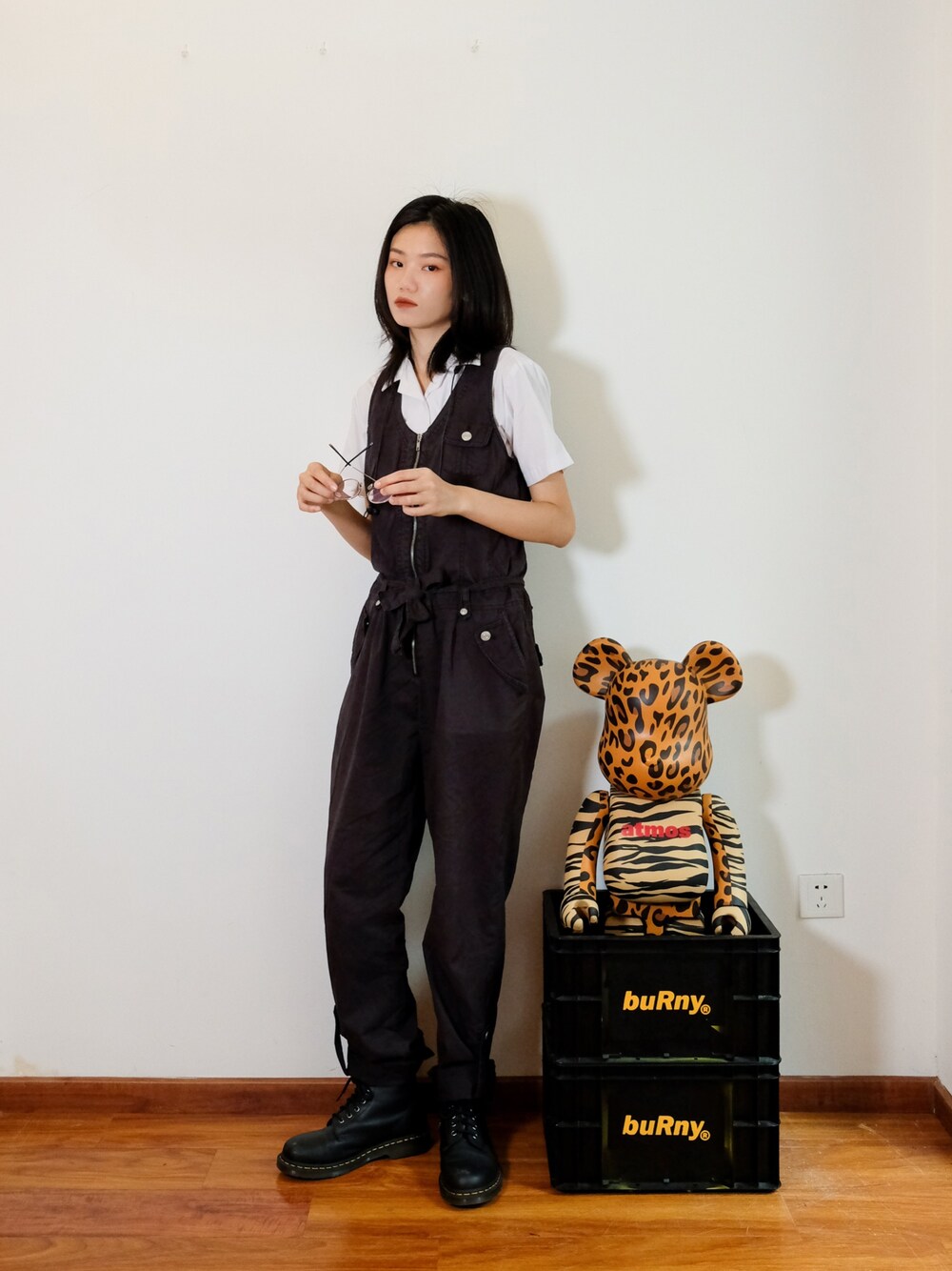 「ootd、夏、街头搭配、复古、国潮、黑白搭配、Dr.Martens、outfit、summer、black」｜「b.youngのアイテム（つなぎ/オールインワン、ブラック系）」を使った、Imbygさん（レディース・173cm）の夏コーディネートの1枚目の写真