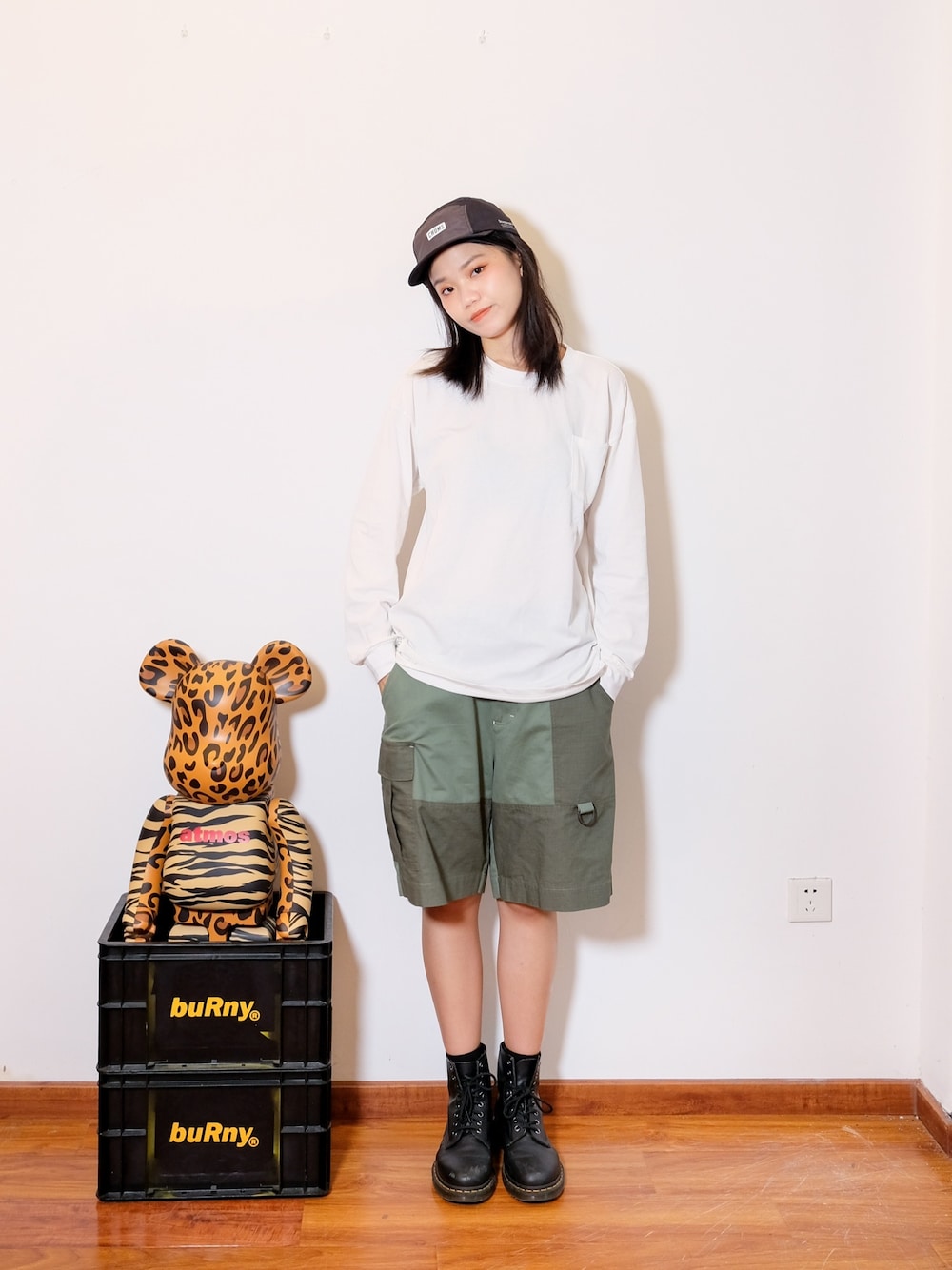 「ootd、街头搭配、Dr.Martens、CHUMS、秋のコーデ、秋、outfit、burny、国潮」｜「pianningのアイテム（Tシャツ/カットソー、ホワイト系）」を使った、Imbygさん（レディース・173cm）の秋コーディネートの1枚目の写真