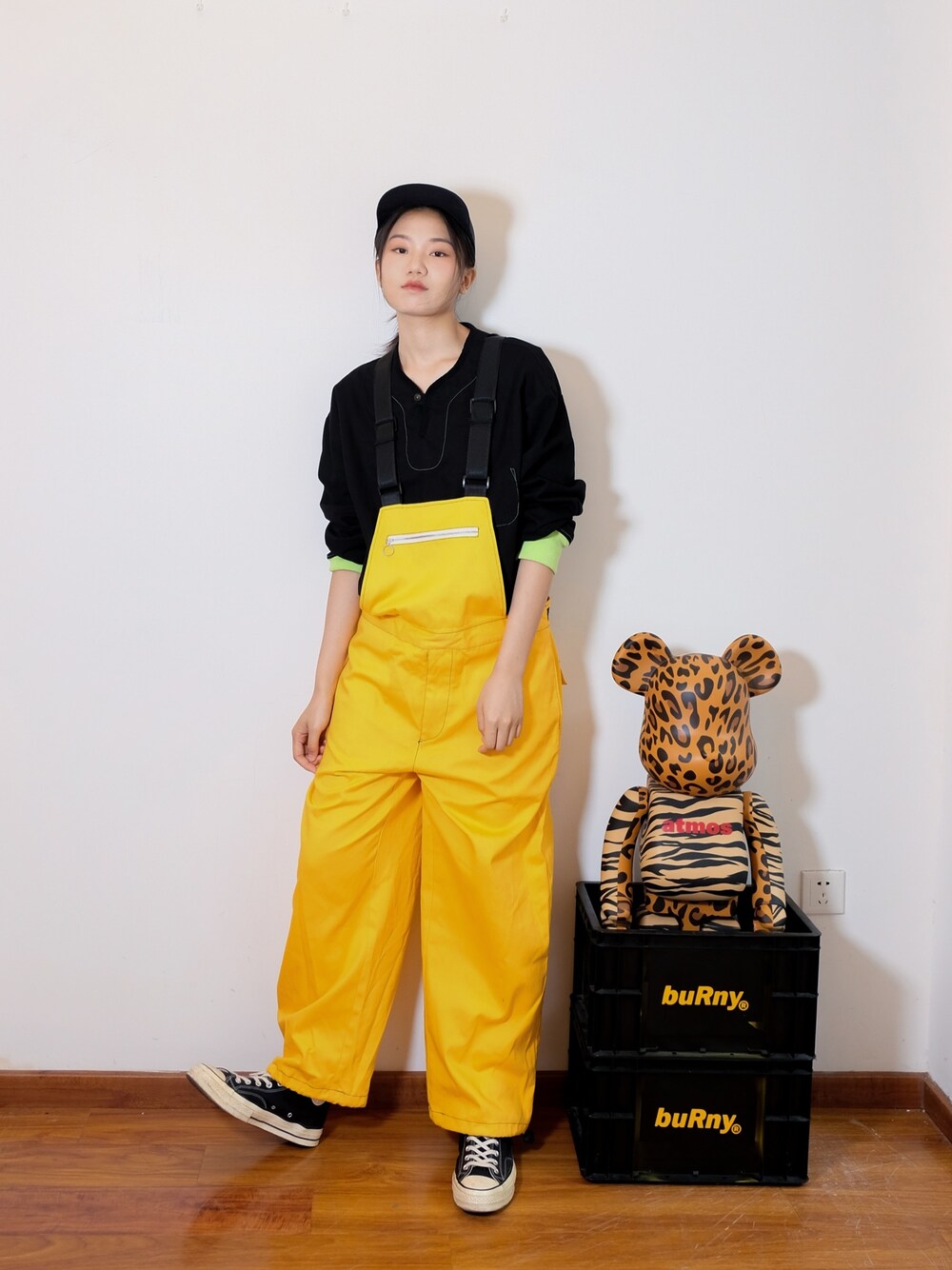 「ootd、街头搭配、休闲、复古、国潮、oversize、工装裤、converse、burny、outfit」｜「buRnyのアイテム（サロペット/オーバーオール、イエロー系）」を使った、Imbygさん（レディース・173cm）の秋コーディネートの1枚目の写真