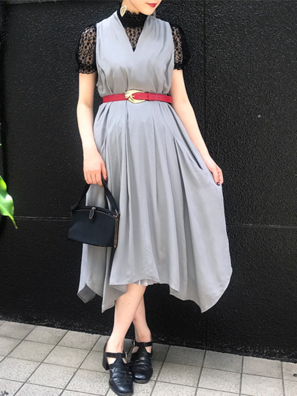 グレー系のワンピースを着用したレディースの夏コーディネートの1枚目の写真
