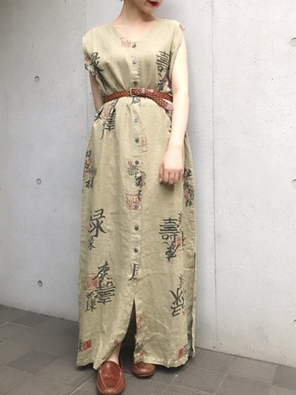 「古着、vintage、ベルト、リネン、古着MIX、ノースリーブ、古着屋、古着コーデ、ペタンコ靴、古着屋RAINBOW」｜「古着 カーキ プリント リネン ノースリーブ ロング丈 ワンピース レディース ヴィンテージ (古着屋RAINBOW) (otu1705278)（ワンピース、グリーン系）」を使った、古着屋RAINBOWさん（レディース・155cm）の夏コーディネートの1枚目の写真
