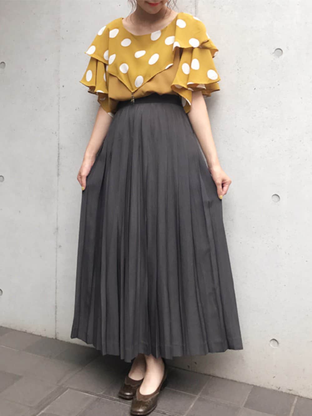 イエロー系のTシャツ/カットソーを着用したレディースの夏コーディネートの1枚目の写真