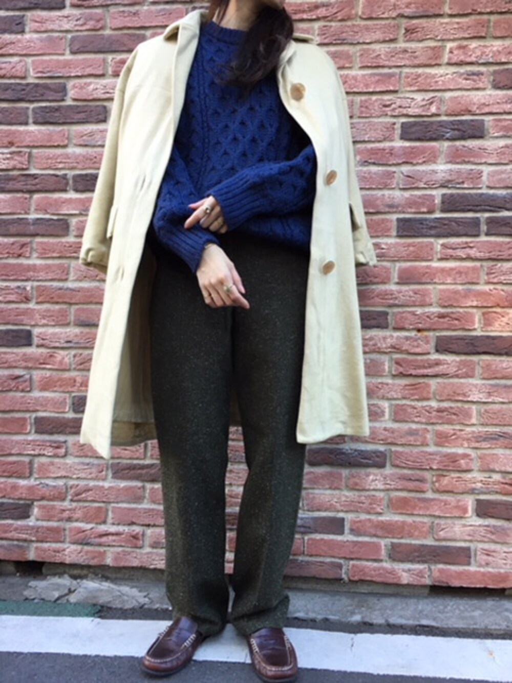ブルー系のニット/セーターを着用したレディースの冬コーディネートの1枚目の写真