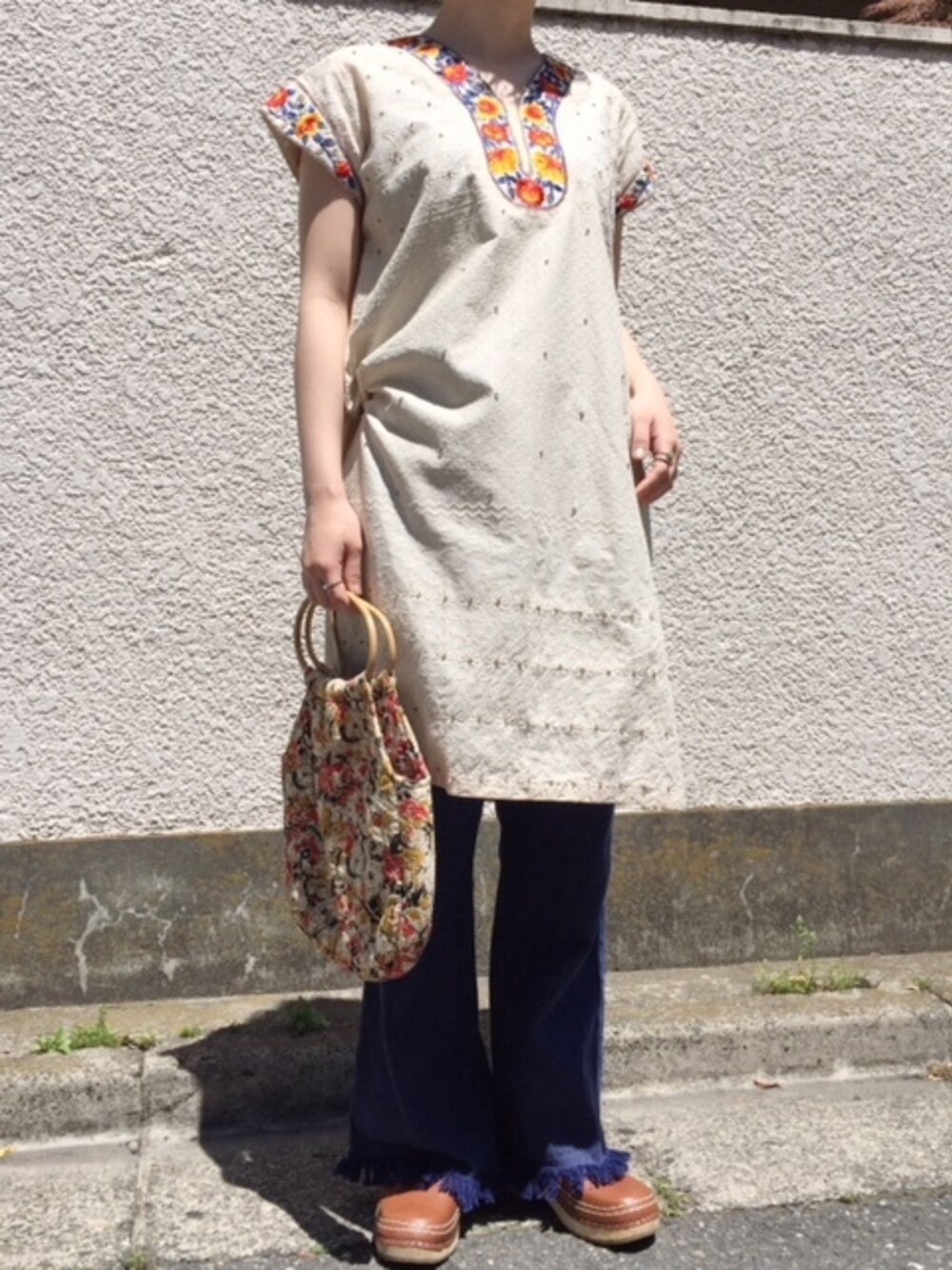 「古着、エスニック、vintage、刺繍、古着MIX、春夏コーデ、古着屋、古着コーデ、古着屋RAINBOW、フリンジデニム」｜「古着 ベージュ 刺繍 スリット 半袖 膝丈 ワンピース レディース ヴィンテージ (古着屋RAINBOW 通販) (otu1706122)（ワンピース、ベージュ系）」を使った、古着屋RAINBOWさん（レディース・155cm）の春コーディネートの1枚目の写真