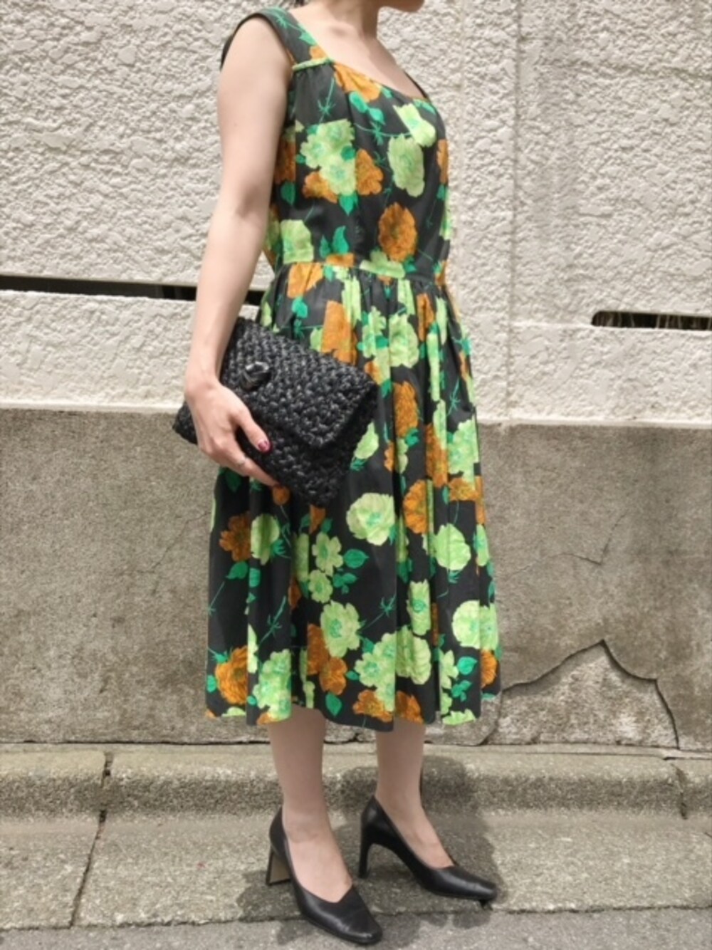 グリーン系のワンピースを着用したレディースの夏コーディネートの1枚目の写真