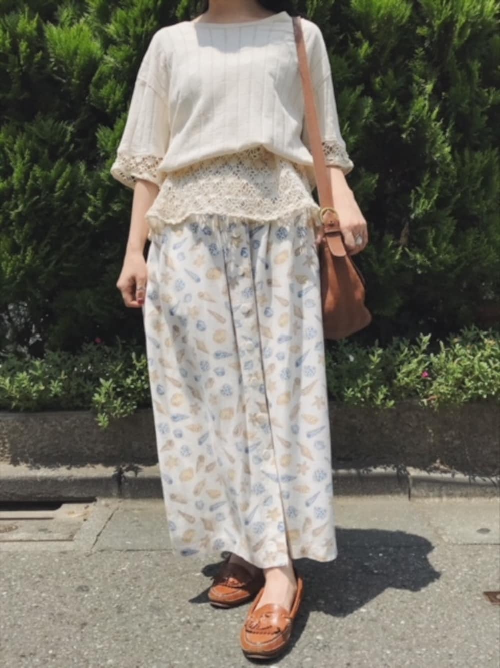 ベージュ系のその他トップス、ホワイト系のスカートを着用したレディースの夏コーディネートの1枚目の写真