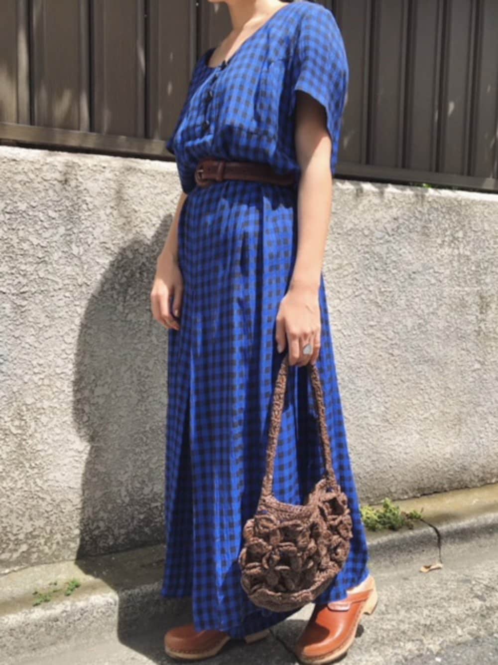 ブルー系のつなぎ/オールインワンを着用したレディースの夏コーディネートの1枚目の写真