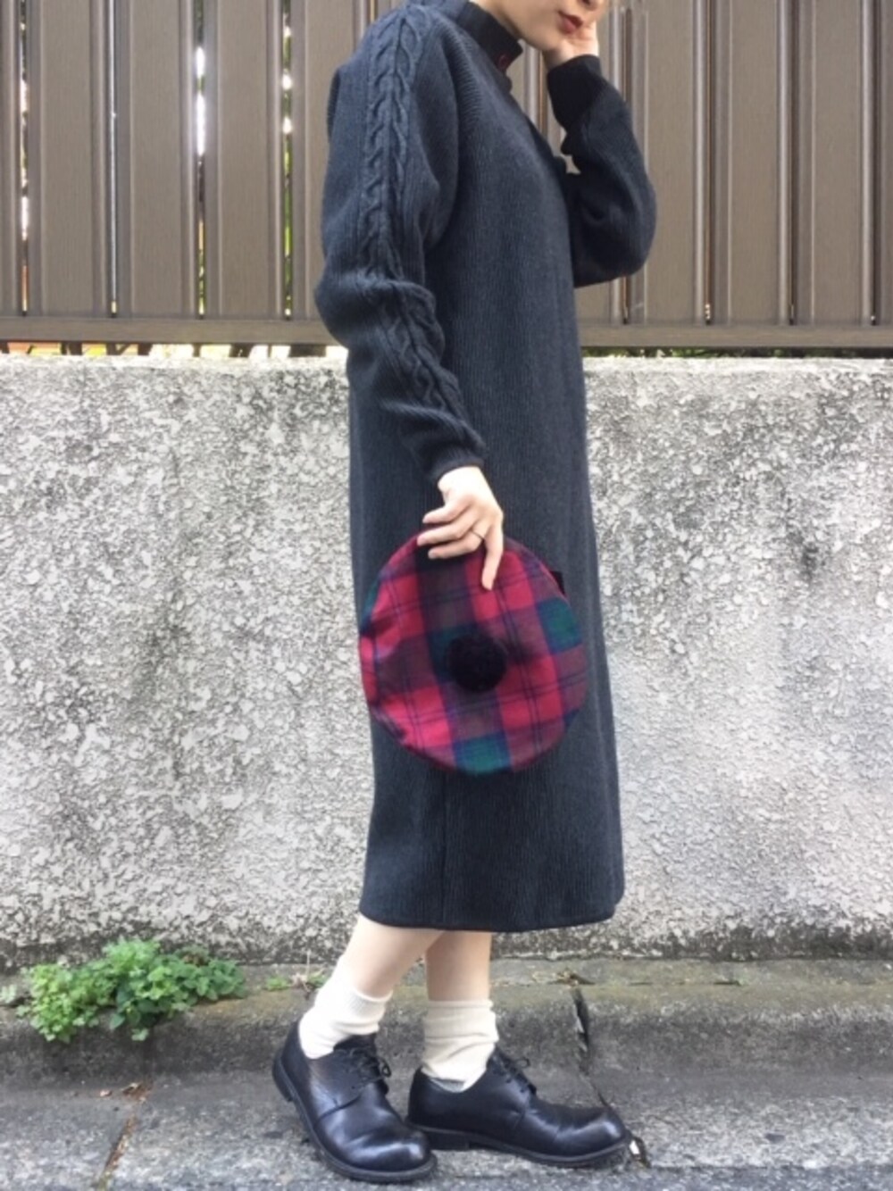 「古着、ワントーンコーデ、ベレー帽、vintage、ニットワンピース、古着MIX、古着屋、古着コーデ、古着屋RAINBOW、ダークグレー」｜「アメリカ古着 グレー ダーク 無地 ニット ハイネック 長袖 ロング丈 ワンピース レディース レトロ ヴィンテージ (古着屋RAINBOW 通販) (otu1810078)（ワンピース、グレー系）」を使った、古着屋RAINBOWさん（レディース・155cm）の秋コーディネートの1枚目の写真