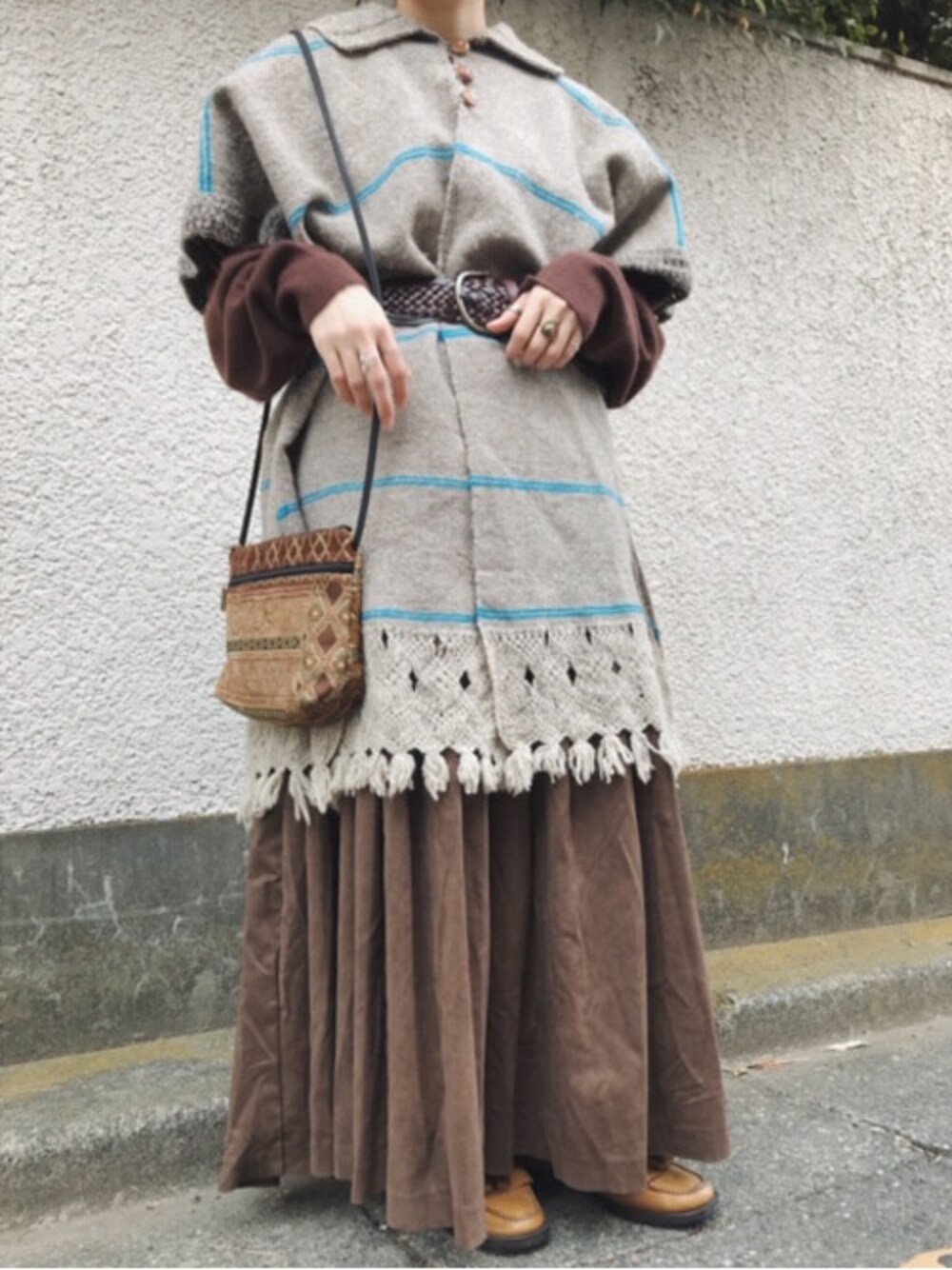 グレー系のその他アウターを着用したレディースの冬コーディネートの1枚目の写真