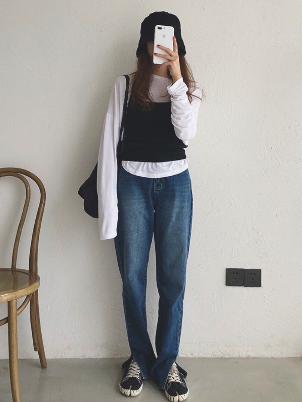 ブルー系のデニムパンツを着用したレディースの秋コーディネートの1枚目の写真