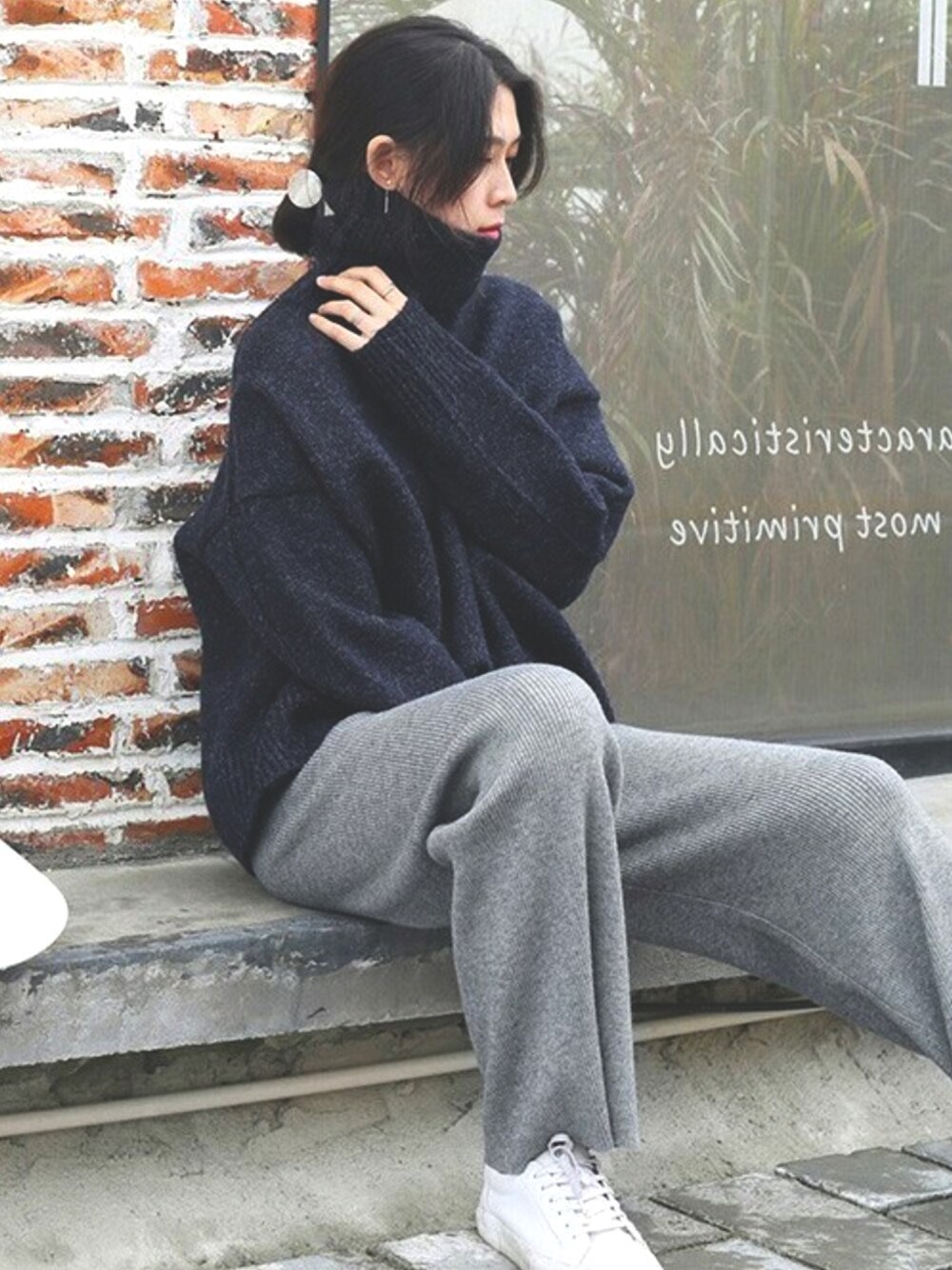 グレー系のその他パンツ、その他のその他を着用したレディースの秋コーディネートの1枚目の写真