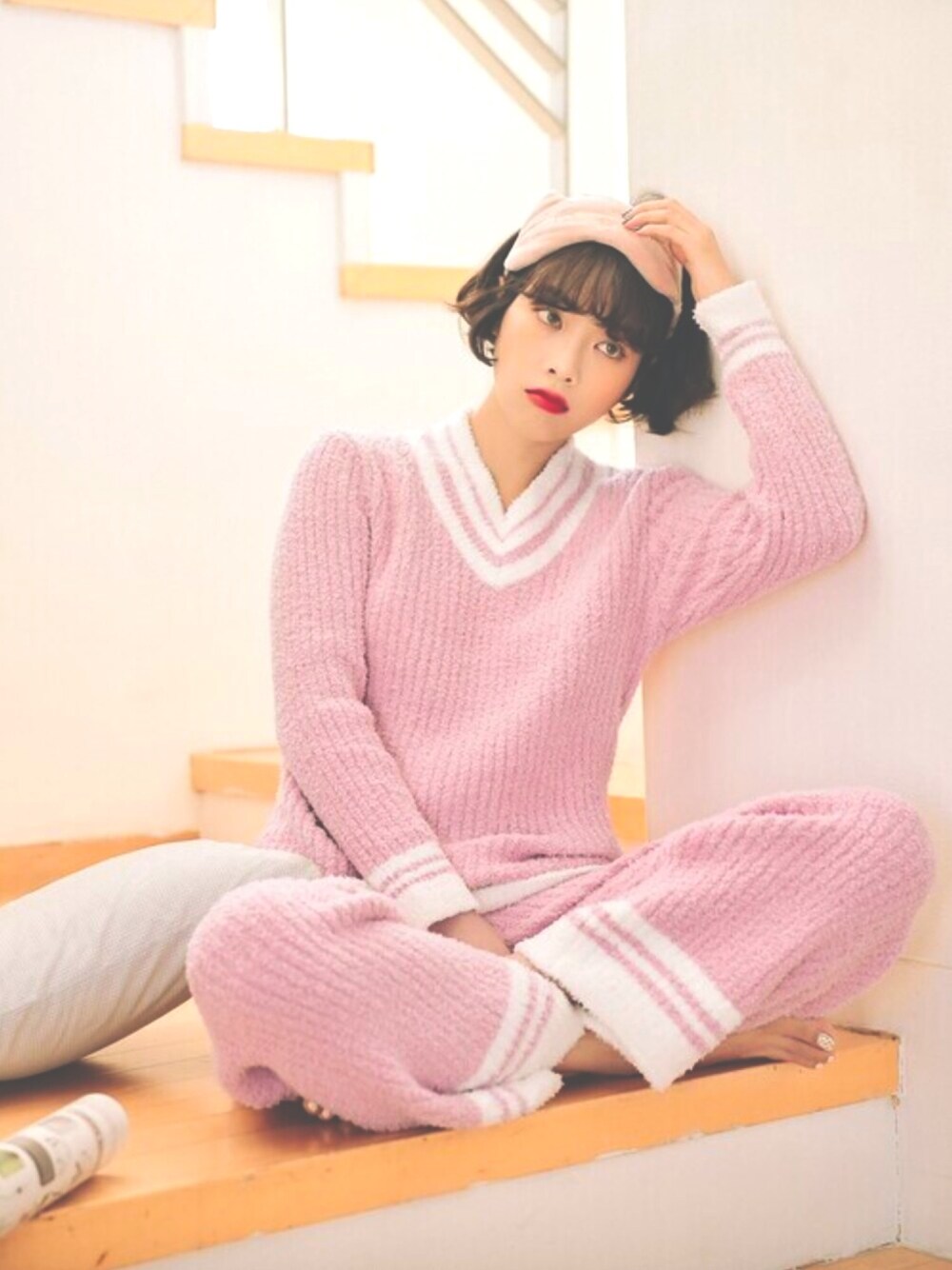 「ピンク、ルームウェア、ガーリー、もこもこ、パジャマ、リラックススタイル、大人女子、秋、OSYAREVO、ステイホーム」｜「OSYAREVOのスポーティー ニットルームウェア（ルームウェア/パジャマ、ピンク系）」を使った、OSYAREVOさん（レディース・166cm）の秋コーディネートの1枚目の写真