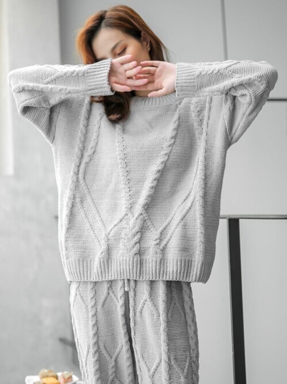 「ニット、セットアップ、ルームウェア、ふわふわ、フェミニン、冬、リラックススタイル、部屋着、大人ガーリー、OSYAREVO」｜「OSYAREVOのデザインケーブル編 ニットルームウェア（ルームウェア/パジャマ、グレー系）」を使った、OSYAREVOさん（レディース・168cm）の冬コーディネートの1枚目の写真