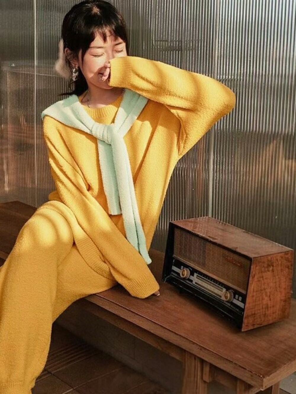 イエロー系のルームウェア/パジャマ、その他のその他を着用したレディースの秋コーディネートの1枚目の写真