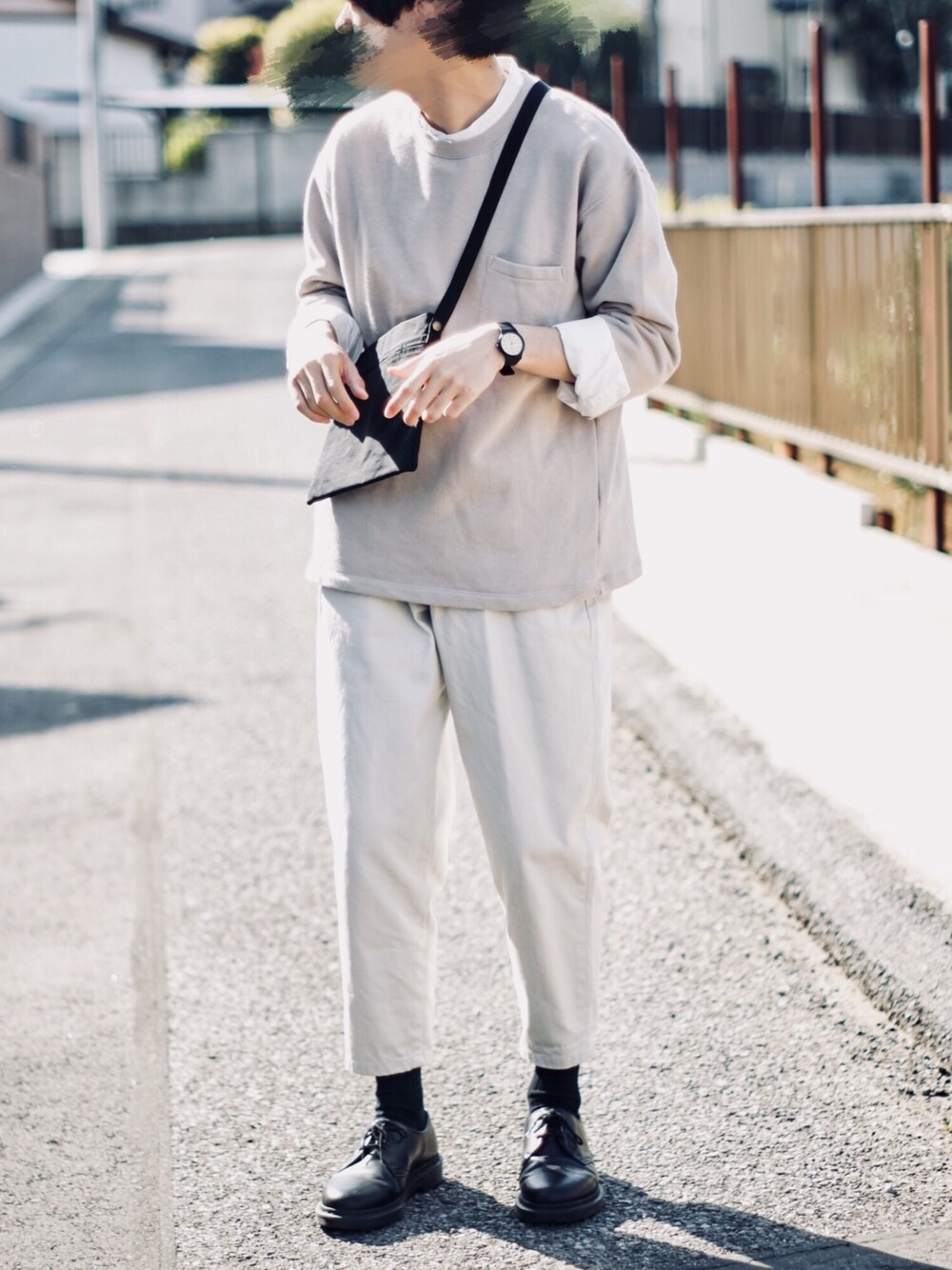 ホワイト系のシャツ/ブラウス、ベージュ系のスウェット、ブラック系のショルダーバッグを着用したメンズの春コーディネートの1枚目の写真