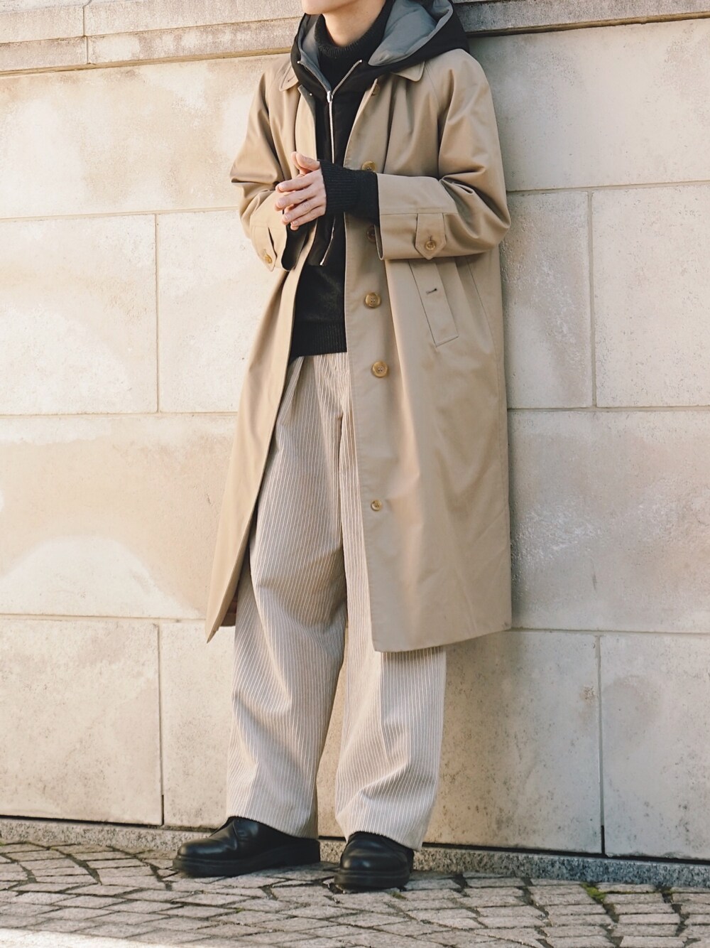 「秋コーデ、冬コーデ、春コーデ、ステンカラーコート、burberry、ダウンベスト、タートルネック、ワイドパンツ、コーデュロイパンツ、革靴」｜「BURBERRYのアイテム（ステンカラーコート、ベージュ系）」を使った、平(taira)さん（メンズ・167cm）の冬コーディネートの1枚目の写真