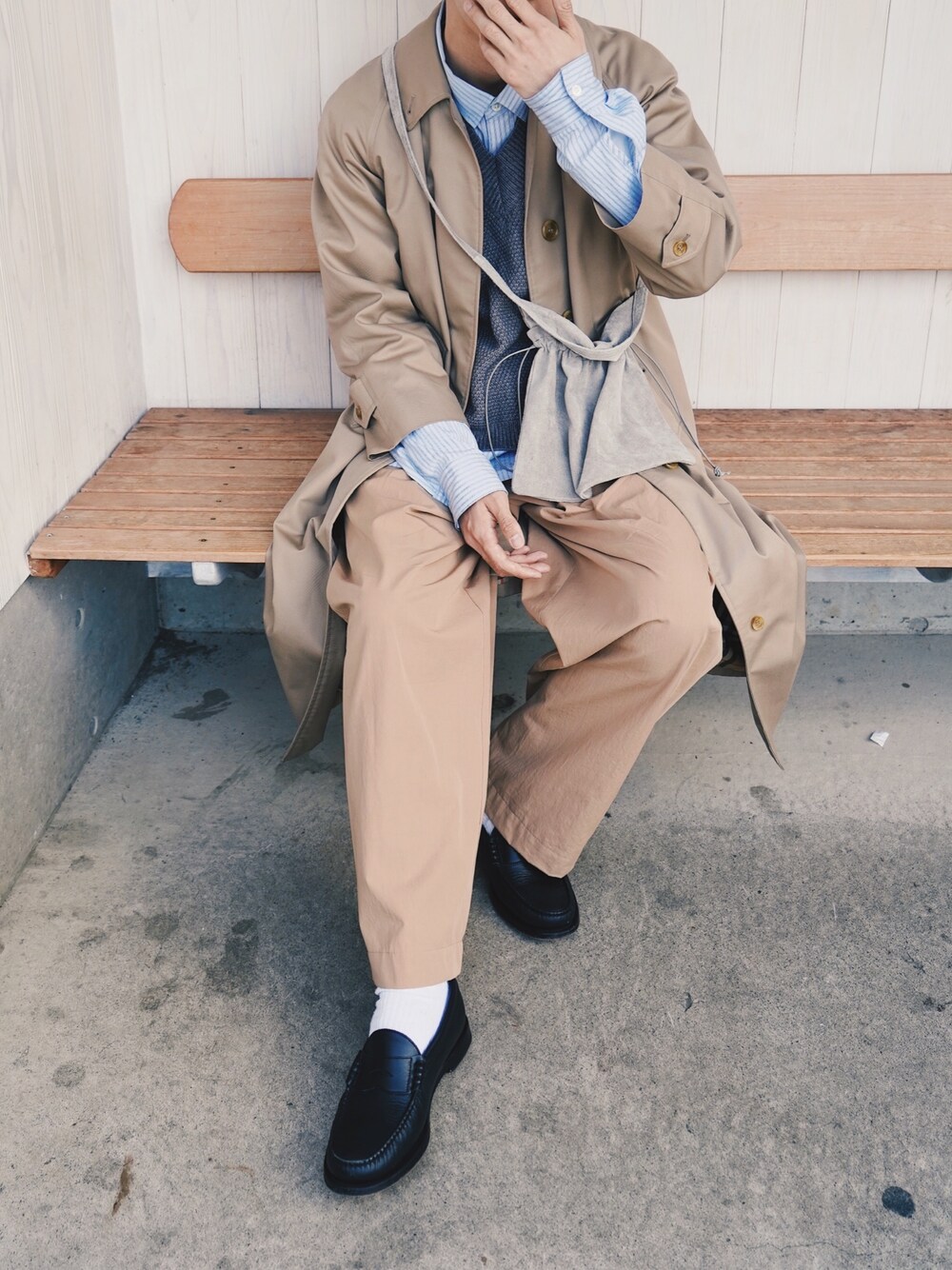 「春コーデ、ロングコート、ステンカラーコート、burberry、ニットベスト、ストライプシャツ、ショルダーバッグ、ワイドパンツ、ローファー、ベージュ」｜「BEEPのアイテム（ベスト、グレー系）」を使った、平(taira)さん（メンズ・167cm）の春コーディネートの1枚目の写真