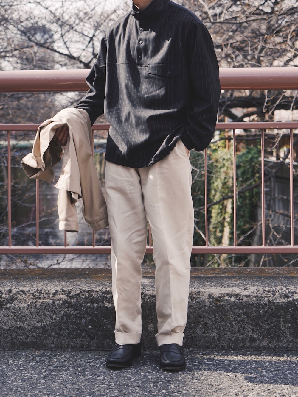 「春コーデ、スナップT、シンプル、モノトーン、ビッグシルエット、ストライプ、ワイドパンツ、ハイネック、ootd、ラフ」｜「POLYPLOIDのアイテム（Tシャツ/カットソー、ブラック系）」を使った、平(taira)さん（メンズ・167cm）の春コーディネートの1枚目の写真