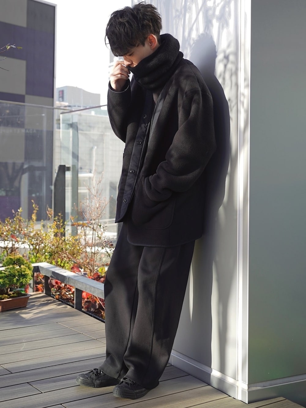 「お洒落さんとつながりたい、冬コーデ、黒コーデ、オールブラック、UNIQLO、UNIQLO U、ENGINEERED GARMENTS、プチプラ、スニーカー、ゆるコーデ」｜「UNIQLOのフリースノーカラーコート（その他アウター、ブラック系）」を使った、平(taira)さん（メンズ・167cm）の冬コーディネートの1枚目の写真