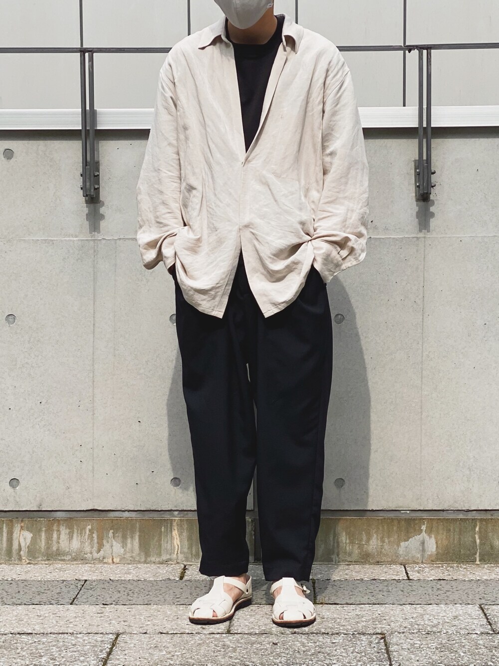 「休日スタイル、おしゃれさんと繋がりたい、リネンシャツ、レーヨンシャツ、ビッグシャツ、ラフスタイル、ワイドパンツ、プチプラ、グルカサンダル、モノトーンコーデ」｜「THRAWのアイテム（シャツ/ブラウス、ベージュ系）」を使った、平(taira)さん（メンズ・167cm）の夏コーディネートの1枚目の写真