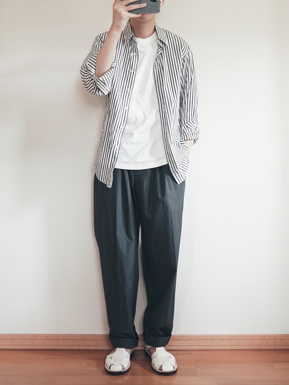 「おしゃれさんと繋がりたい、シャツスタイル、ストライプシャツ、シンプル、ワイドパンツ、グルカサンダル、サンダル」｜「UNIQLOのアイテム（シャツ/ブラウス、ホワイト系）」を使った、平(taira)さん（メンズ・167cm）の夏コーディネートの1枚目の写真
