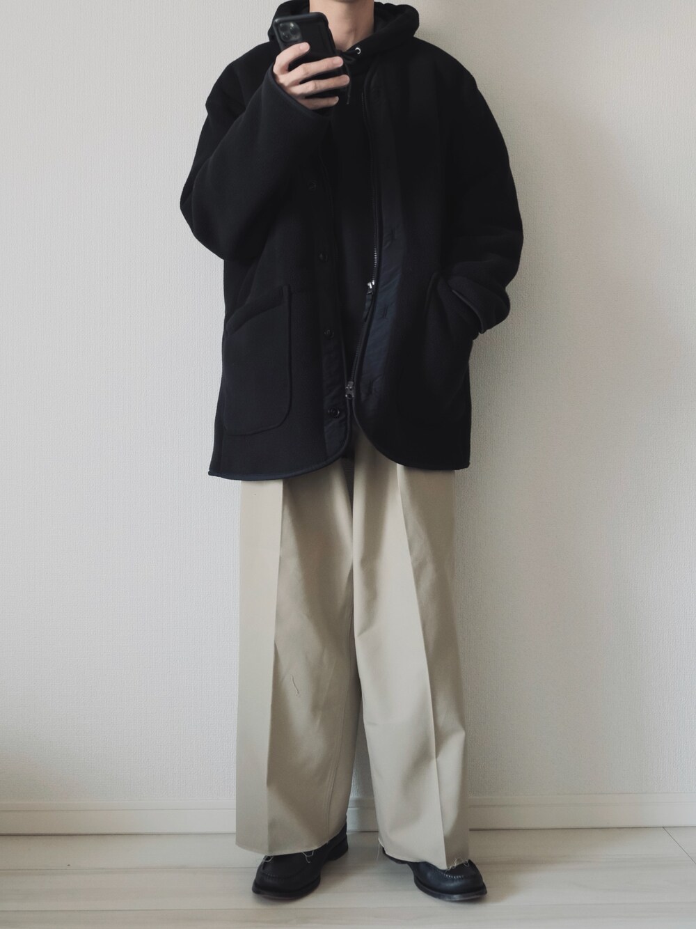 「大人コーデ、フリース、カーディガン、ユニクロ、UNIQLO、ENGINEERED GARMENTS、パーカー、ワイドパンツ、ローファー、ゆるコーデ」｜「UNIQLOのフリースノーカラーコート（その他アウター、ブラック系）」を使った、平(taira)さん（メンズ・167cm）の冬コーディネートの1枚目の写真