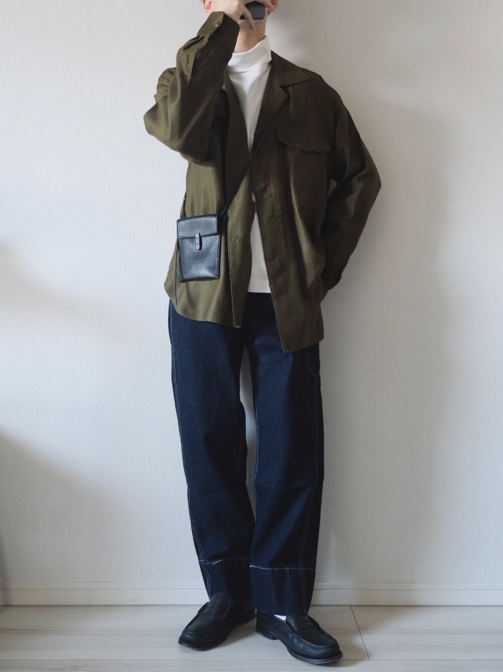 「おしゃれさんと繋がりたい、大人コーデ、シャツアウター、休日スタイル、デニムパンツ、Levi's、ワイドパンツ、ワイドデニム、デニムワイドパンツ、タートルネック」｜「Kaptain Sunshineの【KAPTAIN SUNSHINE / キャプテンサンシャイン】Mil.Shirt Jacket（シャツ/ブラウス、グリーン系）」を使った、平(taira)さん（メンズ・167cm）の冬コーディネートの1枚目の写真