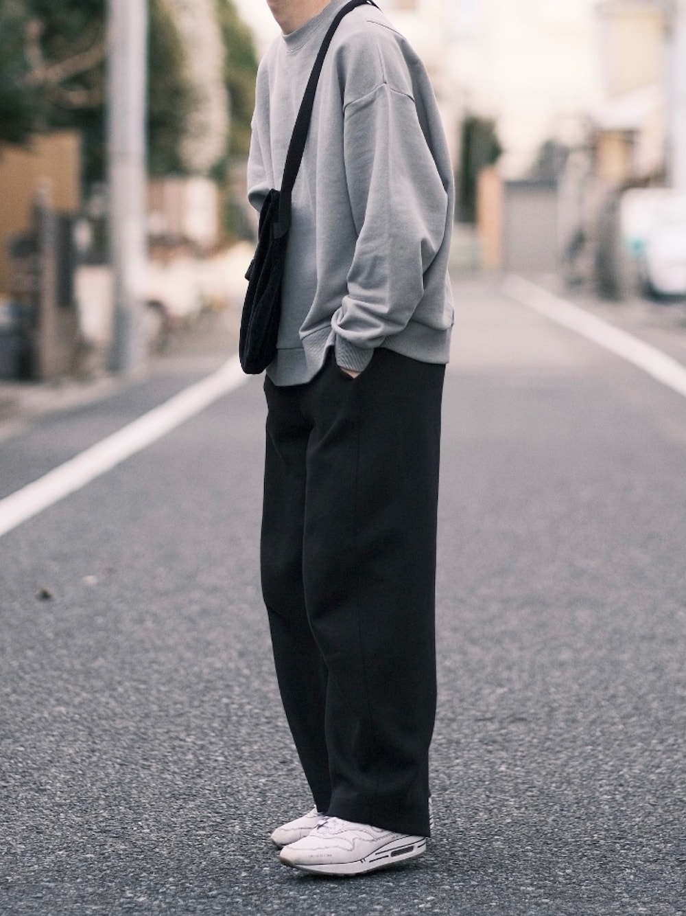 「休日スタイル、春コーデ、スウェット、ショルダーバッグ、プチプラ、UNIQLO U、UNIQLO、ゆるコーデ、AIR MAX、スニーカーコーデ」｜「SLICKのオーバーサイズスウェットシャツ（スウェット、グリーン系）」を使った、平(taira)さん（メンズ・167cm）の冬コーディネートの1枚目の写真