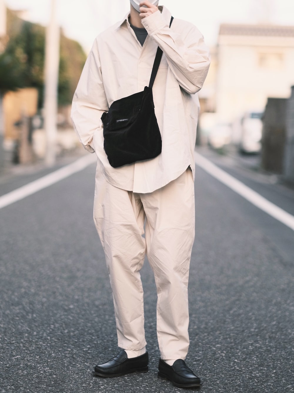 「春コーデ、シンプルコーデ、nowm、nowm_snap、大人カジュアル、春カラースタイル、セットアップ、白シャツ、ワイドパンツ、パステル映える春」｜「nowmの【nowm】TYPEWRITER LOOSE BOX SLIT POCKET SHIRT＆ BALLOON TAPERED PANTS SET-UP / セットアップ タイプライター ルーズボックスシルエット スリットポケットシャツ＆バルーンテーパードパンツ（セットアップ、ホワイト系）」を使った、平(taira)さん（メンズ・167cm）の春コーディネートの1枚目の写真