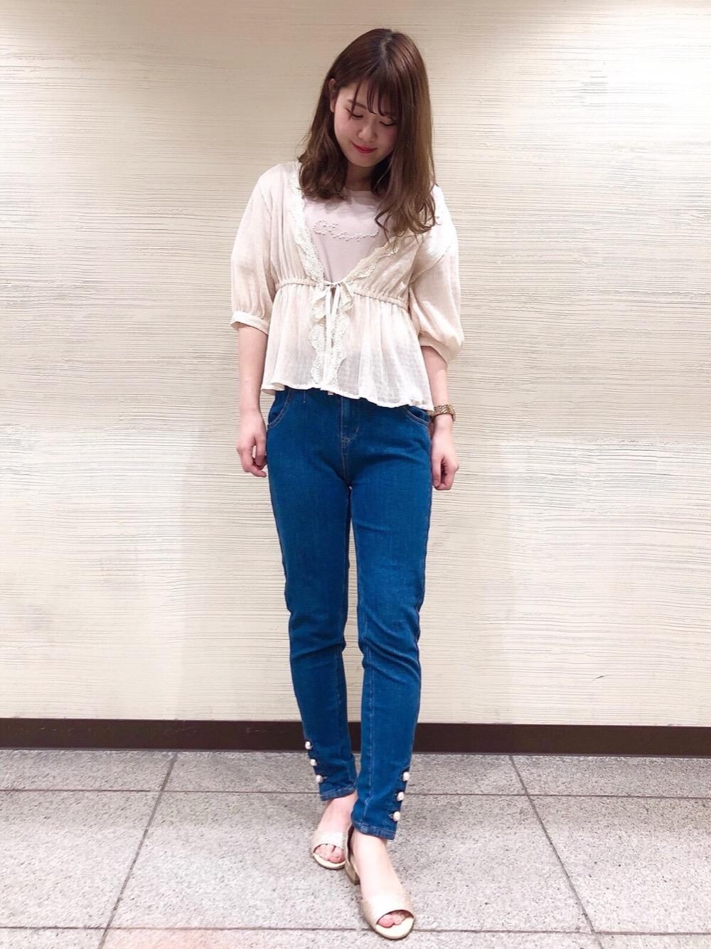 「ブラウス、スキニー、Tシャツ、デニムパンツ、MAJESTIC LEGON、羽織り、マジェスティックレゴン」｜「MAJESTIC LEGONのパールボタンスキニー（その他パンツ、ブルー系）」を使った、マジェスティックレゴン横浜ジョイナス店スタッフさん（レディース・160cm）の夏コーディネートの1枚目の写真