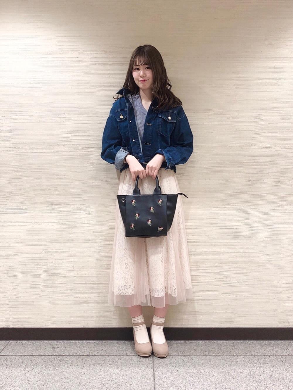 「バッグ、刺繍、レース、チュールスカート、Gジャン、MAJESTIC LEGON、マジェスティックレゴン、ラメニット」｜「MAJESTIC LEGONのフカフカフェミニンパンプス（パンプス、ブラウン系）」を使った、マジェスティックレゴン横浜ジョイナス店スタッフさん（レディース・160cm）の冬コーディネートの1枚目の写真