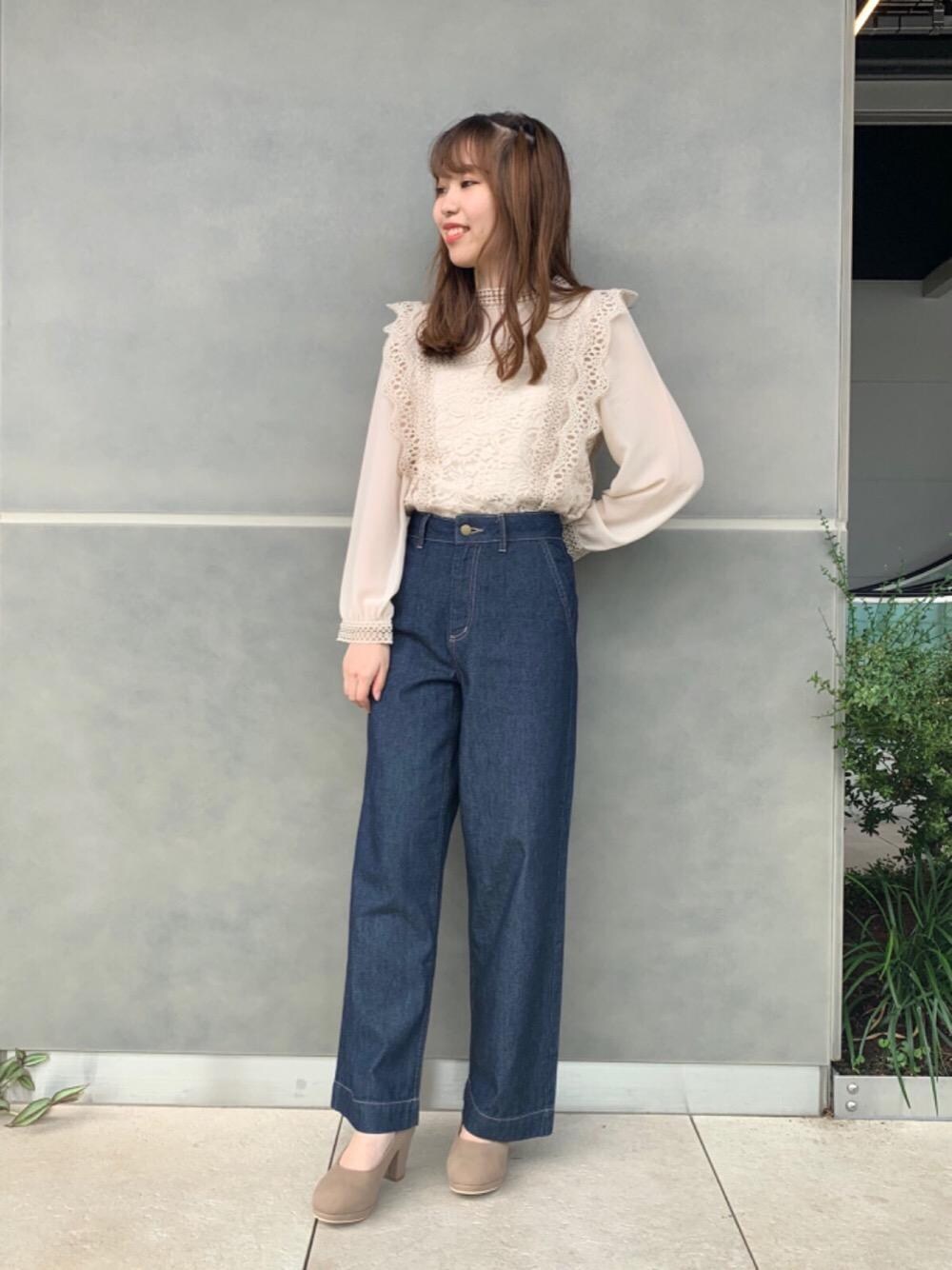 「MAJESTIC LEGON、パンツコーデ、マジェスティックレゴン、秋コーデ、着まわしコーデ、おうち時間」｜「MAJESTIC LEGONのフカフカパンプス（パンプス、ブラウン系）」を使った、マジェスティックレゴン横浜ジョイナス店スタッフさん（レディース・157cm）の秋コーディネートの1枚目の写真