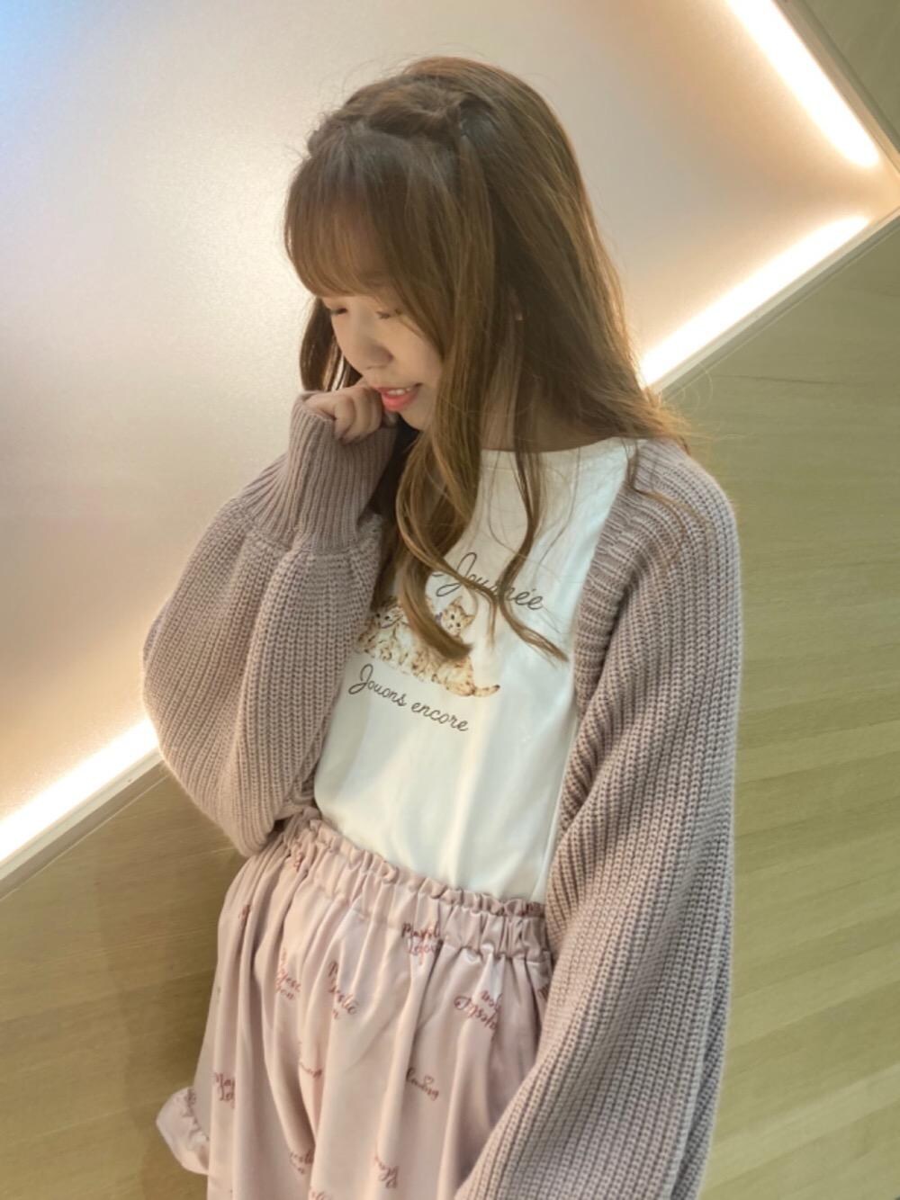 「カーディガン、ニット、Tシャツ、ルームウェア、レースアップ、新作、MAJESTIC LEGON、ピンクコーデ、マジェスティックレゴン」｜「MAJESTIC LEGONのバックレースアップボレロカーデ（カーディガン/ボレロ、ピンク系）」を使った、マジェスティックレゴン横浜ジョイナス店スタッフさん（レディース・157cm）の秋コーディネートの1枚目の写真