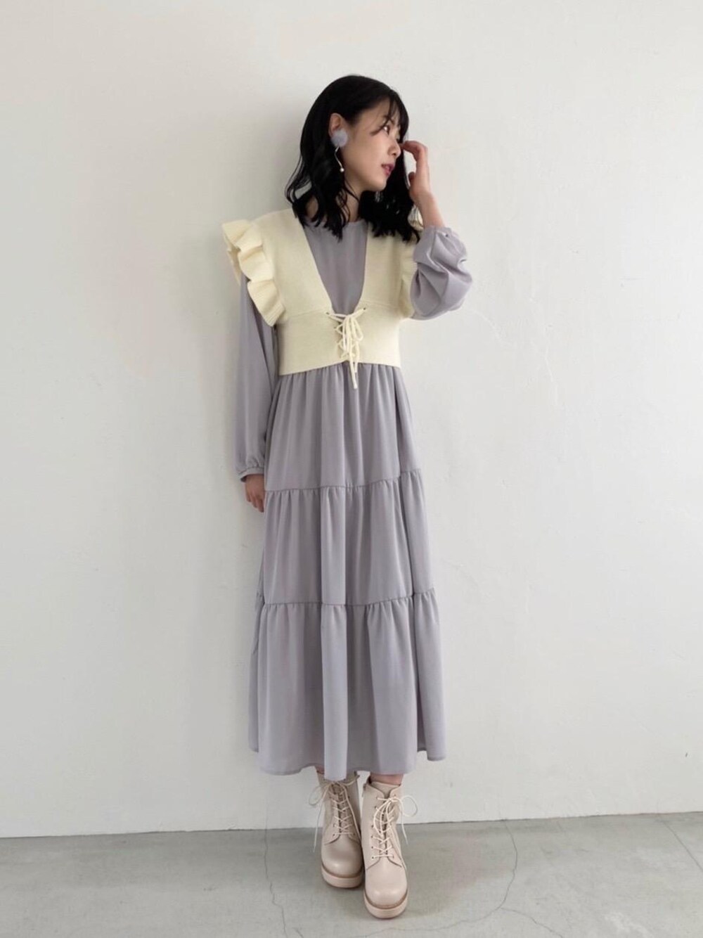 「ワンピース、ロングワンピース、可愛い、MAJESTIC LEGON、マジェスティックレゴン、秋コーデ、パステルコーデ、ワンピースコーデ、おうち時間」｜「MAJESTIC LEGONのレースアップボリュームブーツ（ブーツ、ホワイト系）」を使った、マジェスティックレゴン横浜ジョイナス店スタッフさん（レディース・160cm）の秋コーディネートの1枚目の写真